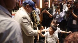 Masyarakat Nusa Tenggara Timur (NTT) menyambut antusias kedatangan Presiden RI Prabowo Subianto di Kupang. (Dok. Tim Media Prabowo)

