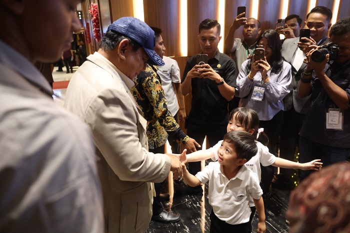 Masyarakat Nusa Tenggara Timur (NTT) menyambut antusias kedatangan Presiden RI Prabowo Subianto di Kupang. (Dok. Tim Media Prabowo)

