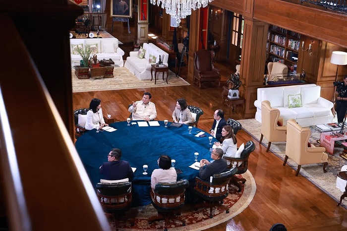 Presiden Prabowo mengundang 7 jurnalis kawakan untuk berbincang on the record di perpustakaan pribadinya. Instagram.com @Prabowo)


